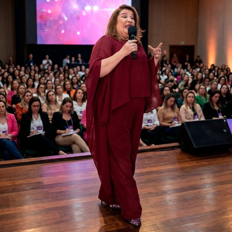 Kátia Teixeira palestrando para centenas de mulheres