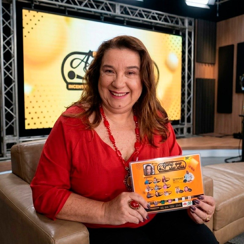 Kátia no estúdio do programa de TV Agora que São Elas